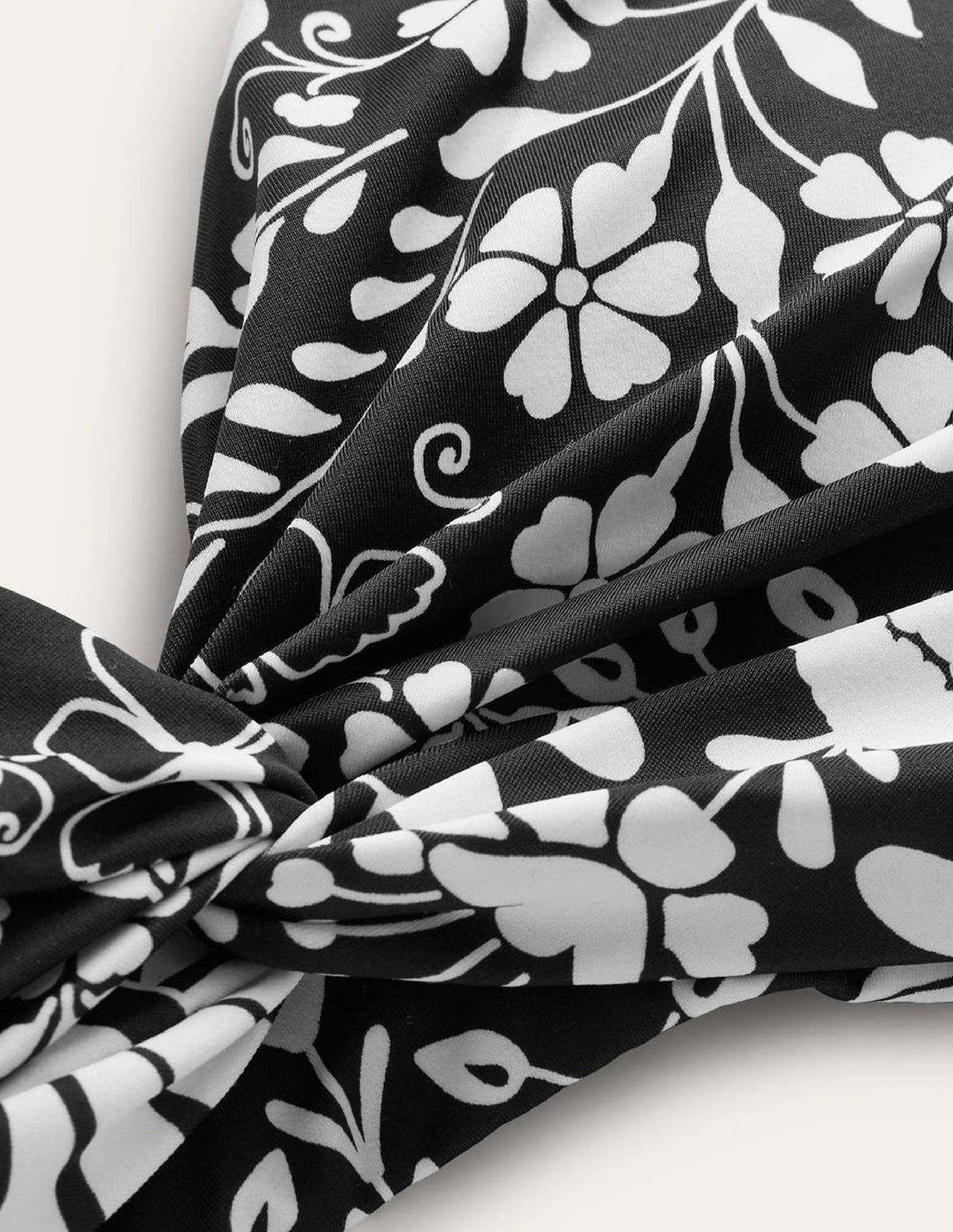 Twisted Classic Bikini Top-Nero, Gardenia Sprig