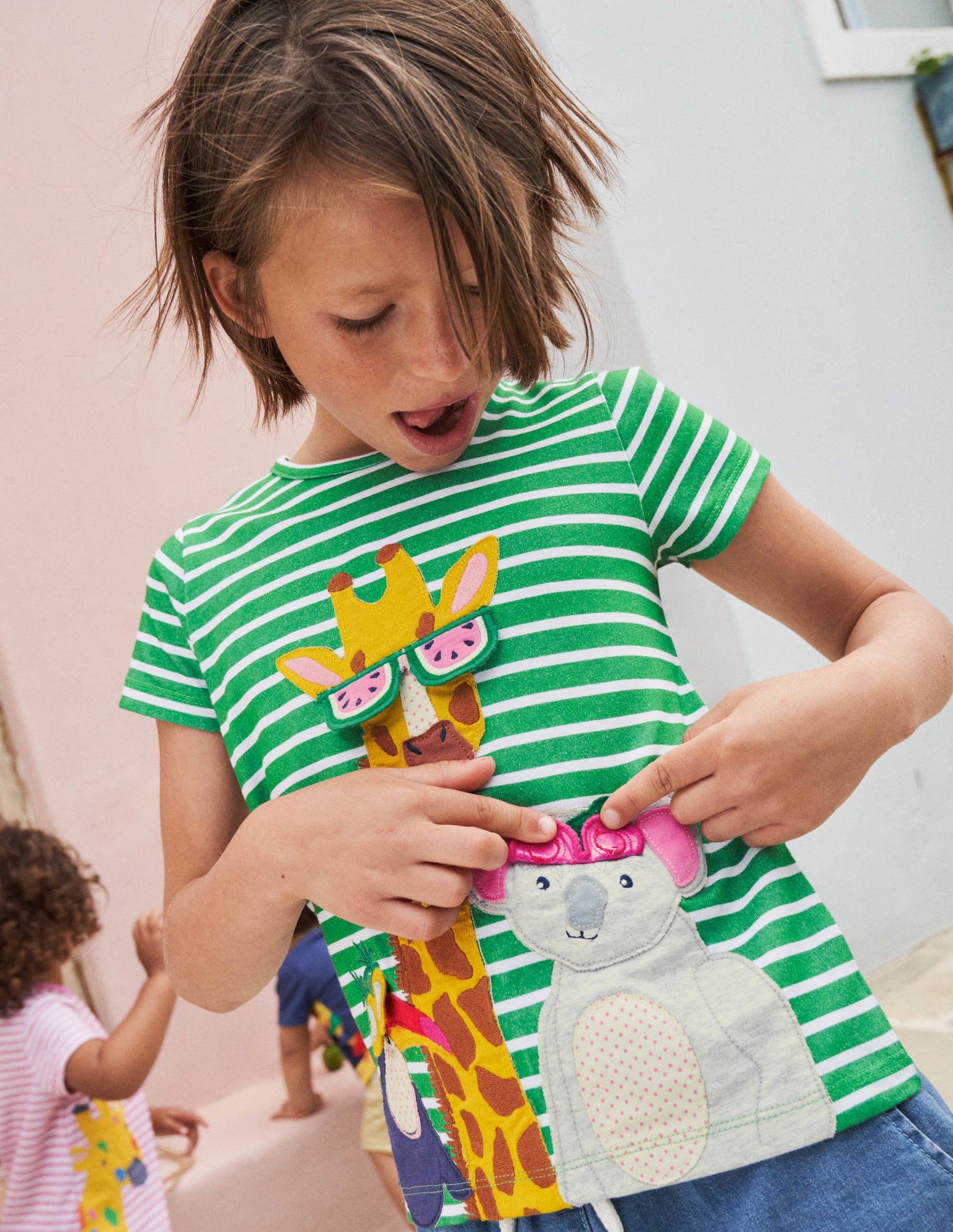 Lift-the-flap T-shirt-Tropical Green/ Ivory Giraffe-5