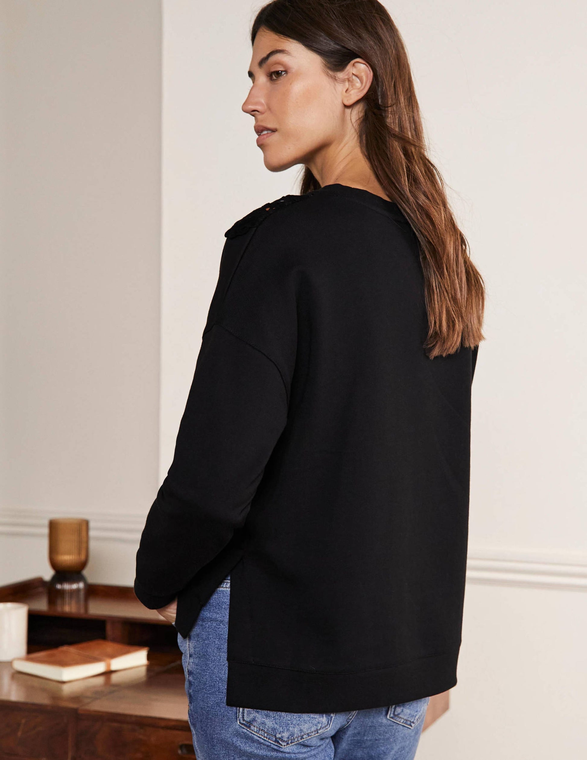 Interest Sweatshirt-Black-3