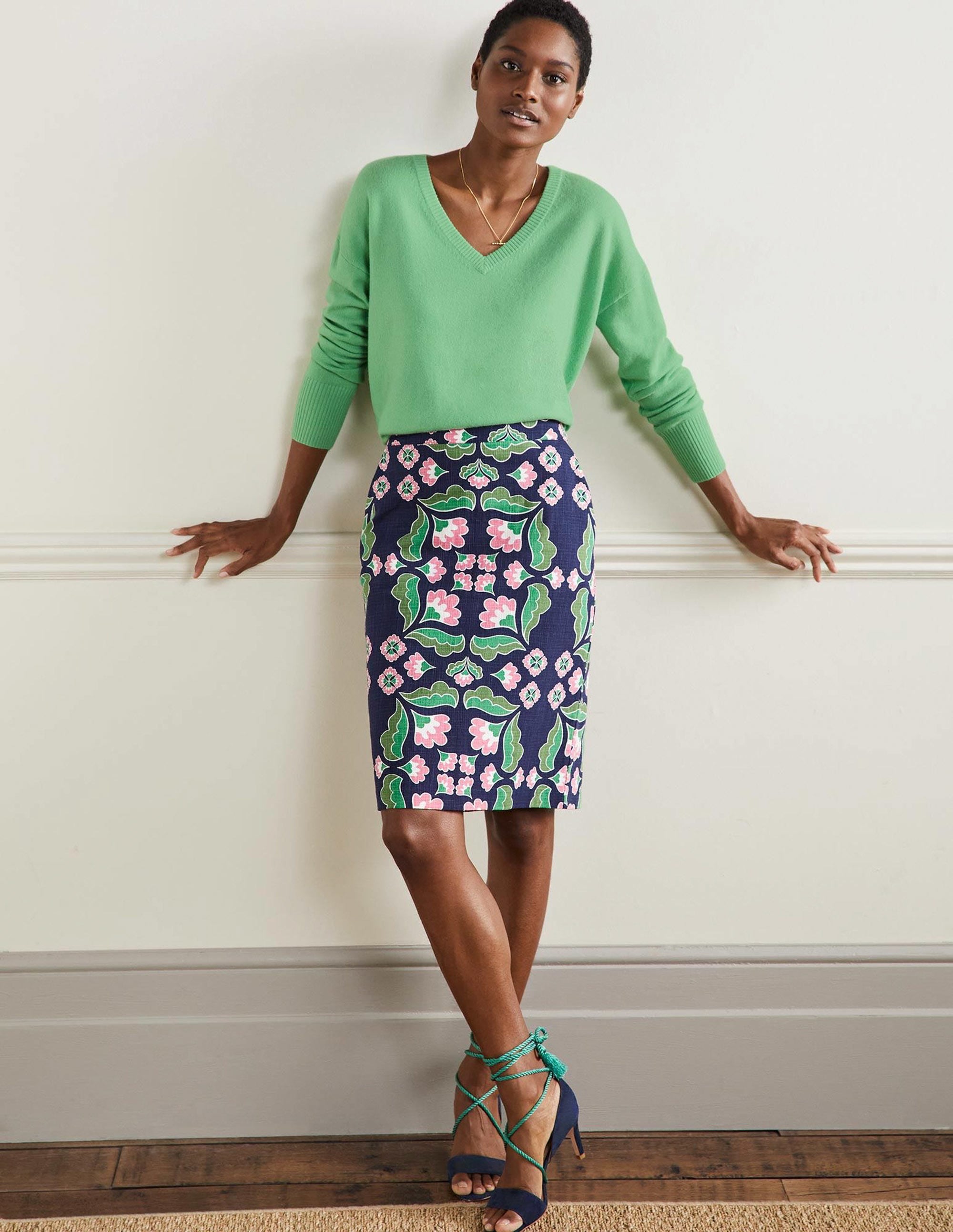 Cashmere V-neck Relaxed Jumper-Zephyr Green - Image 1