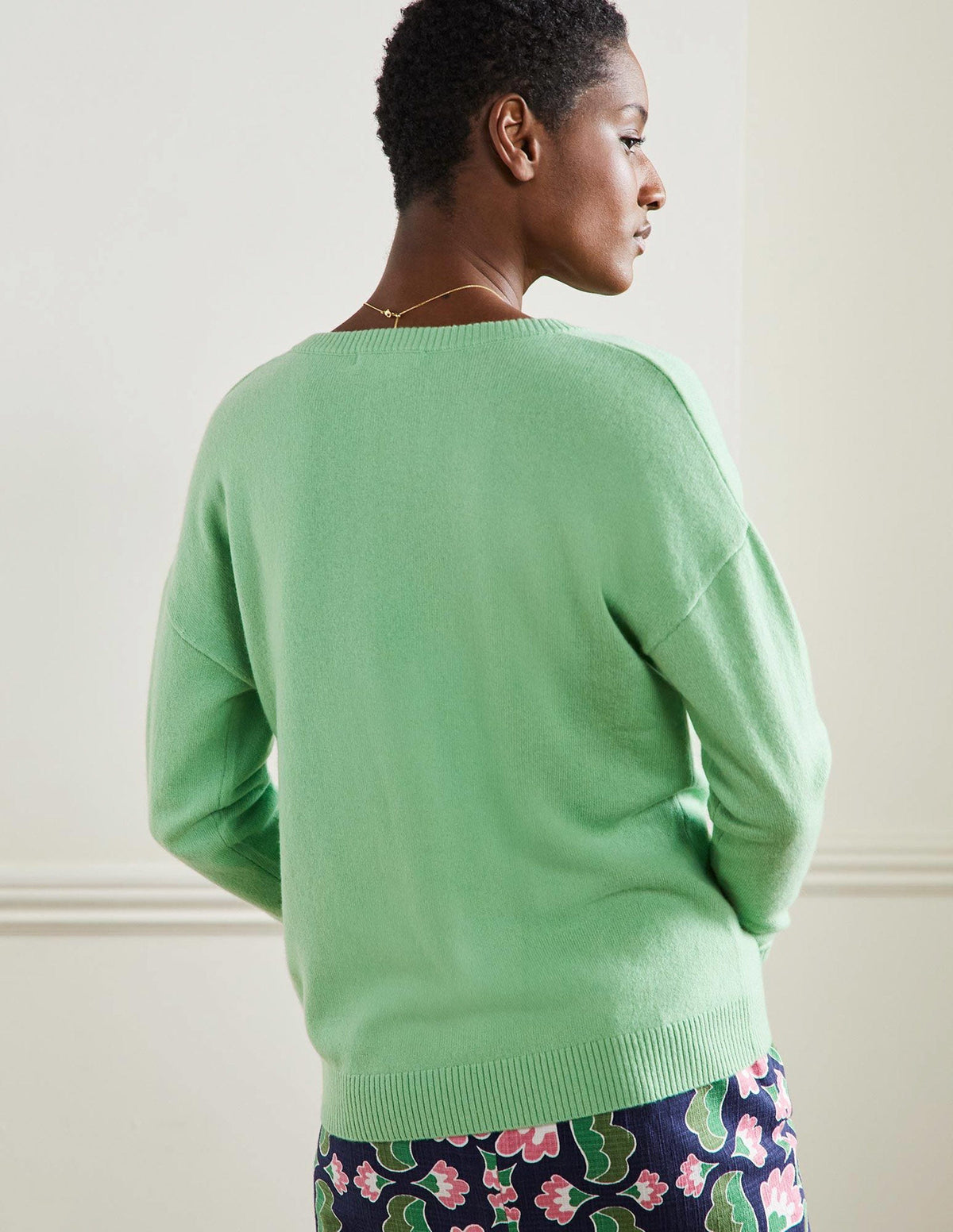 Cashmere V-neck Relaxed Jumper-Zephyr Green - Image 3