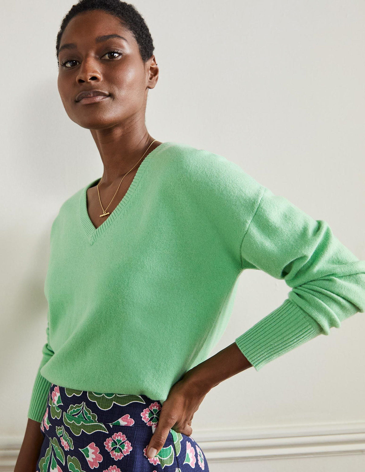 Cashmere V-neck Relaxed Jumper-Zephyr Green - Image 4