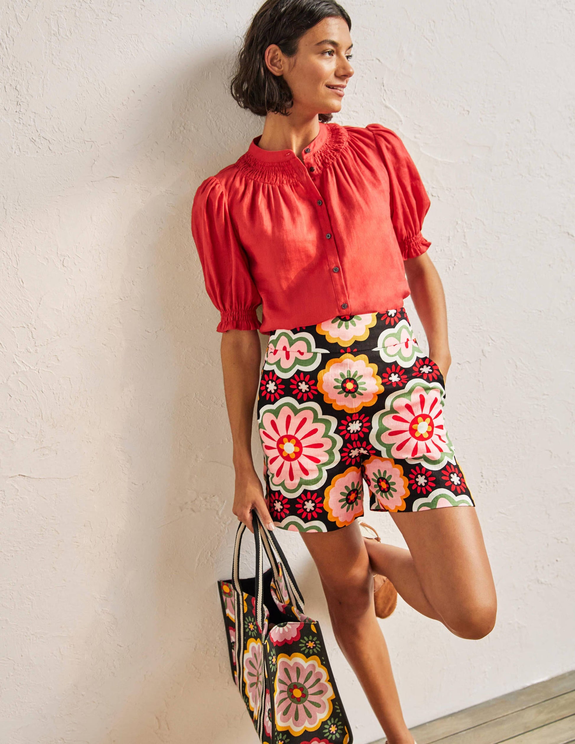 Georgina Linen Shorts-Black, Opulent Daisy-4