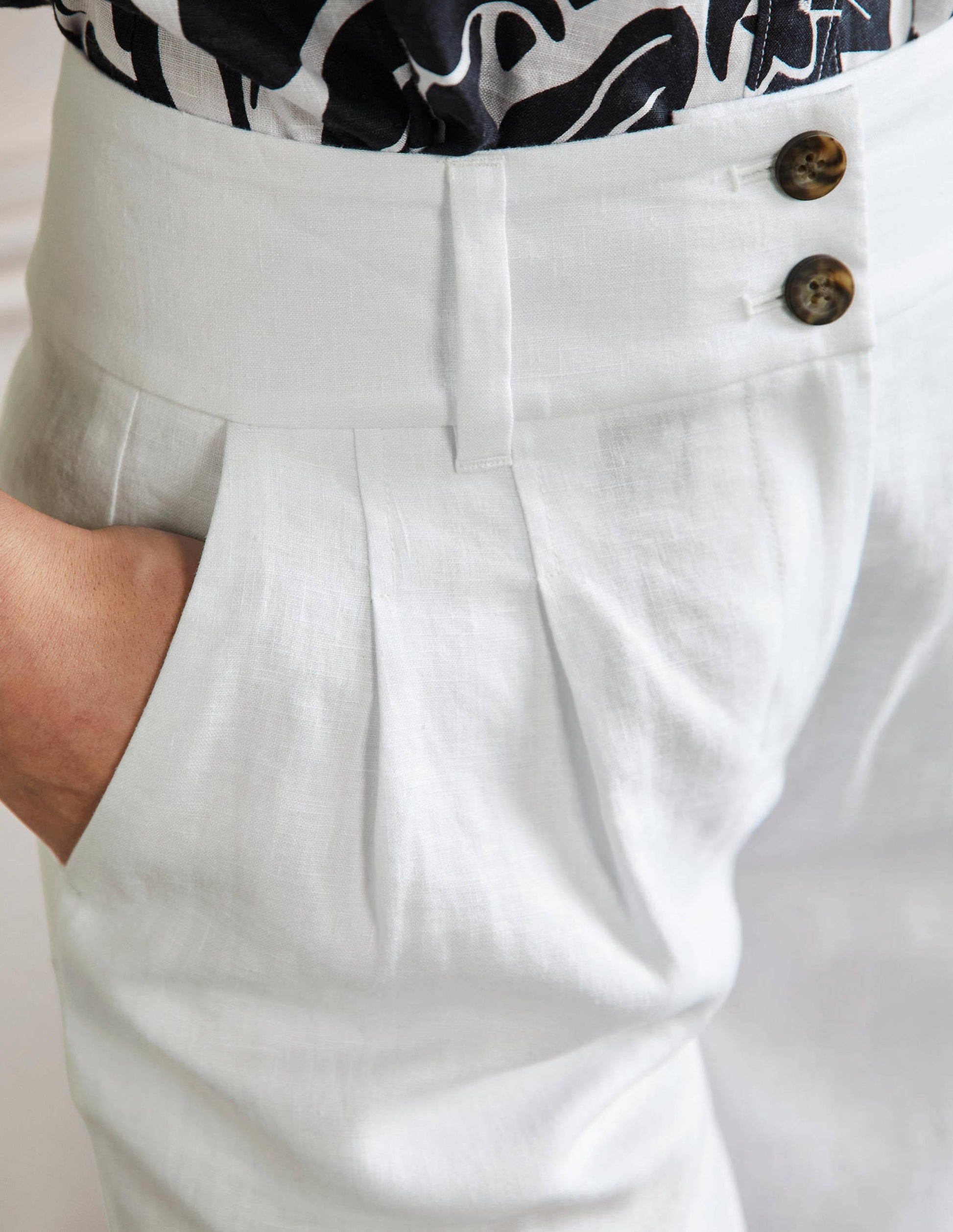 Linen Pleat Shorts-White-2