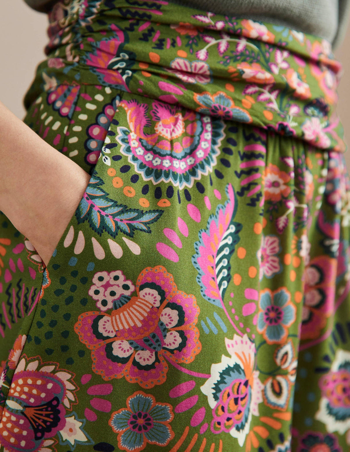 Ruched Waistband Shorts-Pea, Decorative Meadow-2