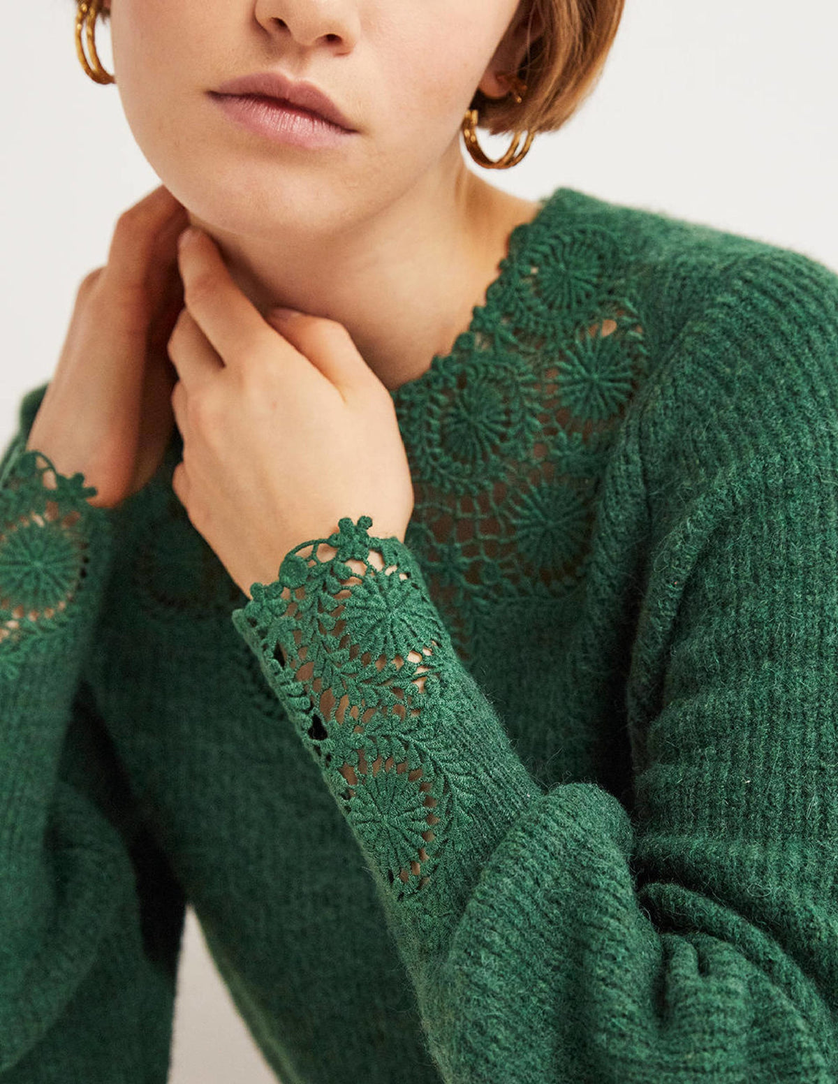 Detail Fluffy Jumper-Hunter Green Embroidery-2