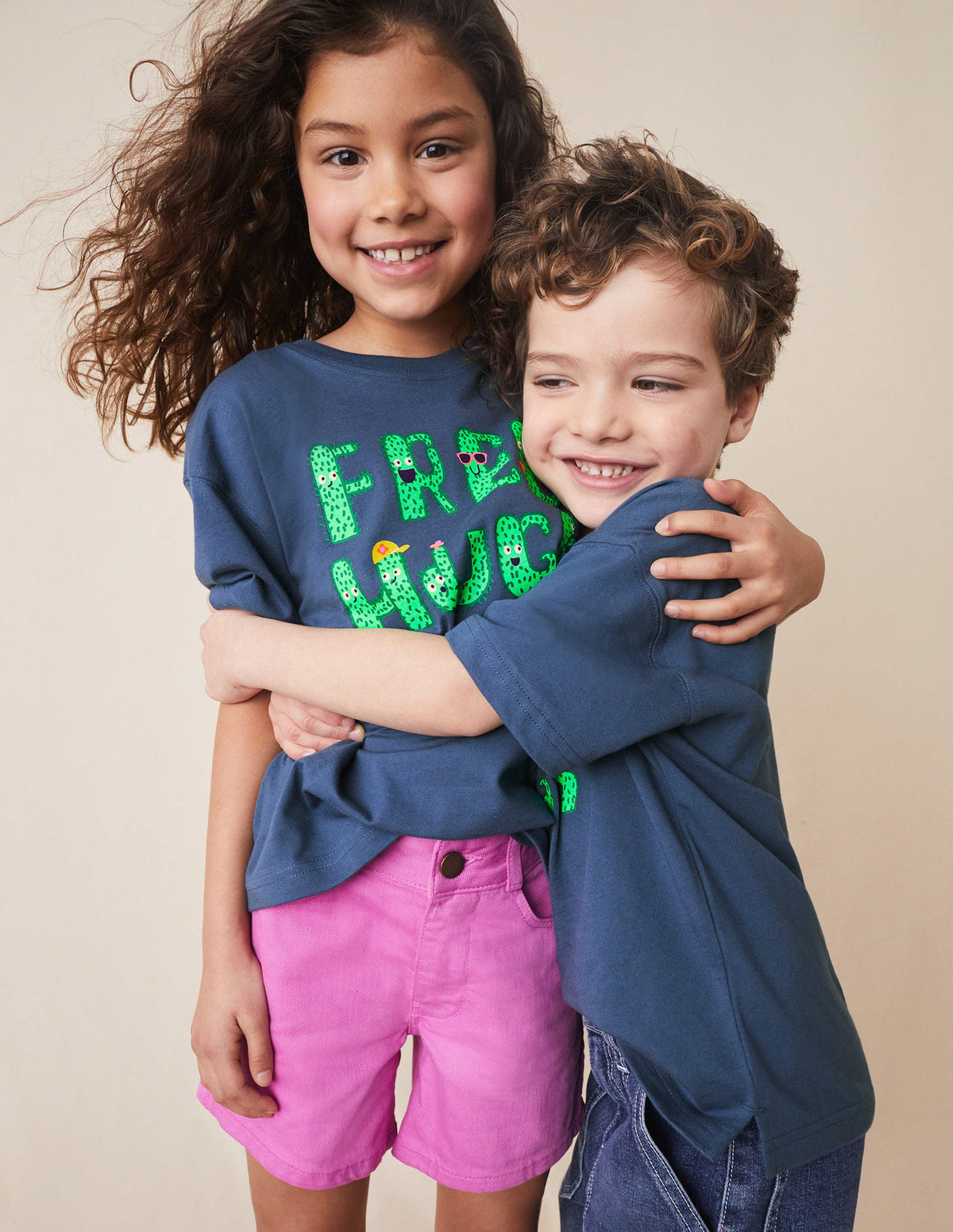 Graphic T-shirt-Robot Blue Free Hugs-5