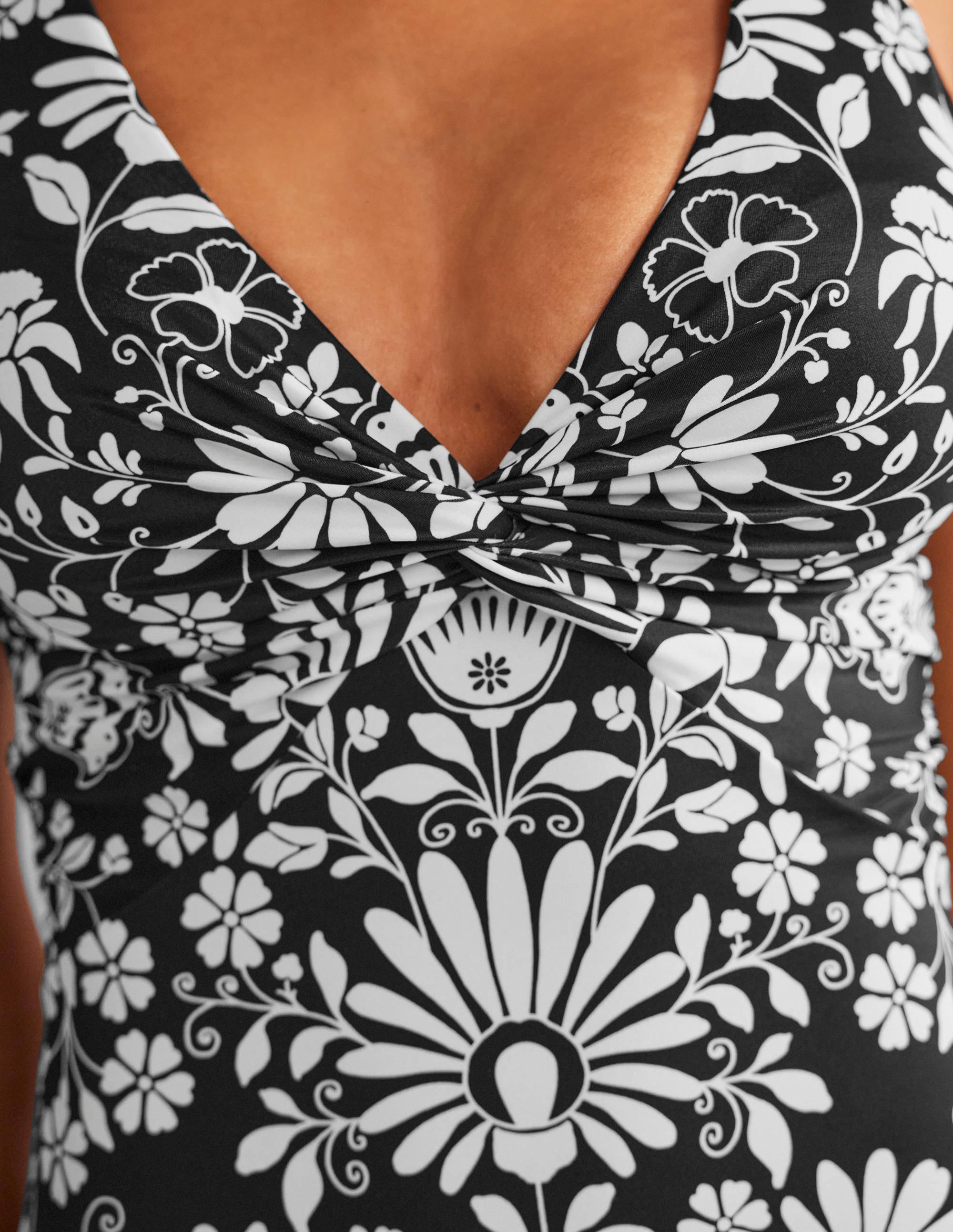 Twist Classic Swimsuit-Nero, Gardenia Sprig - Image 2