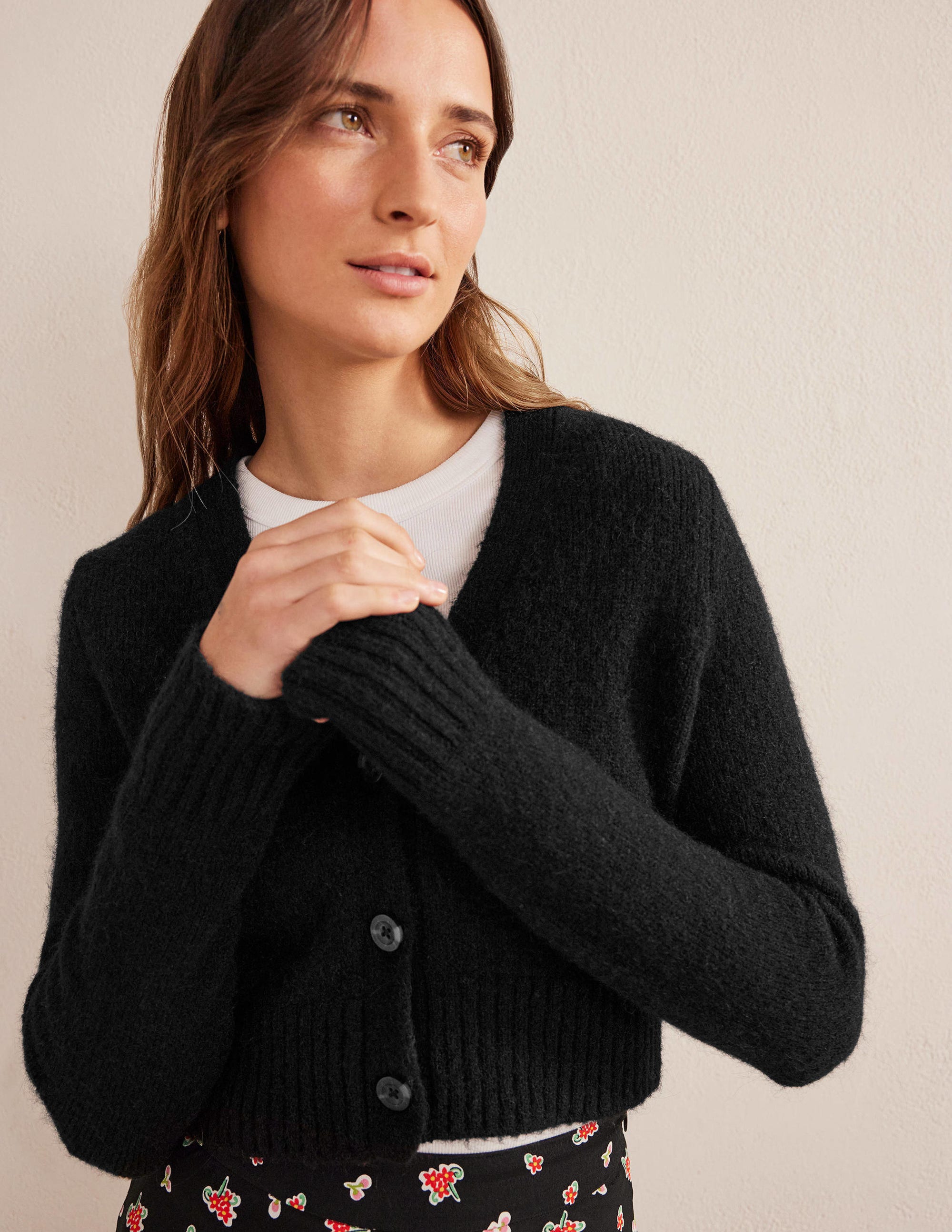 Fluffy Cropped V-Neck Cardigan-Black - Image 4