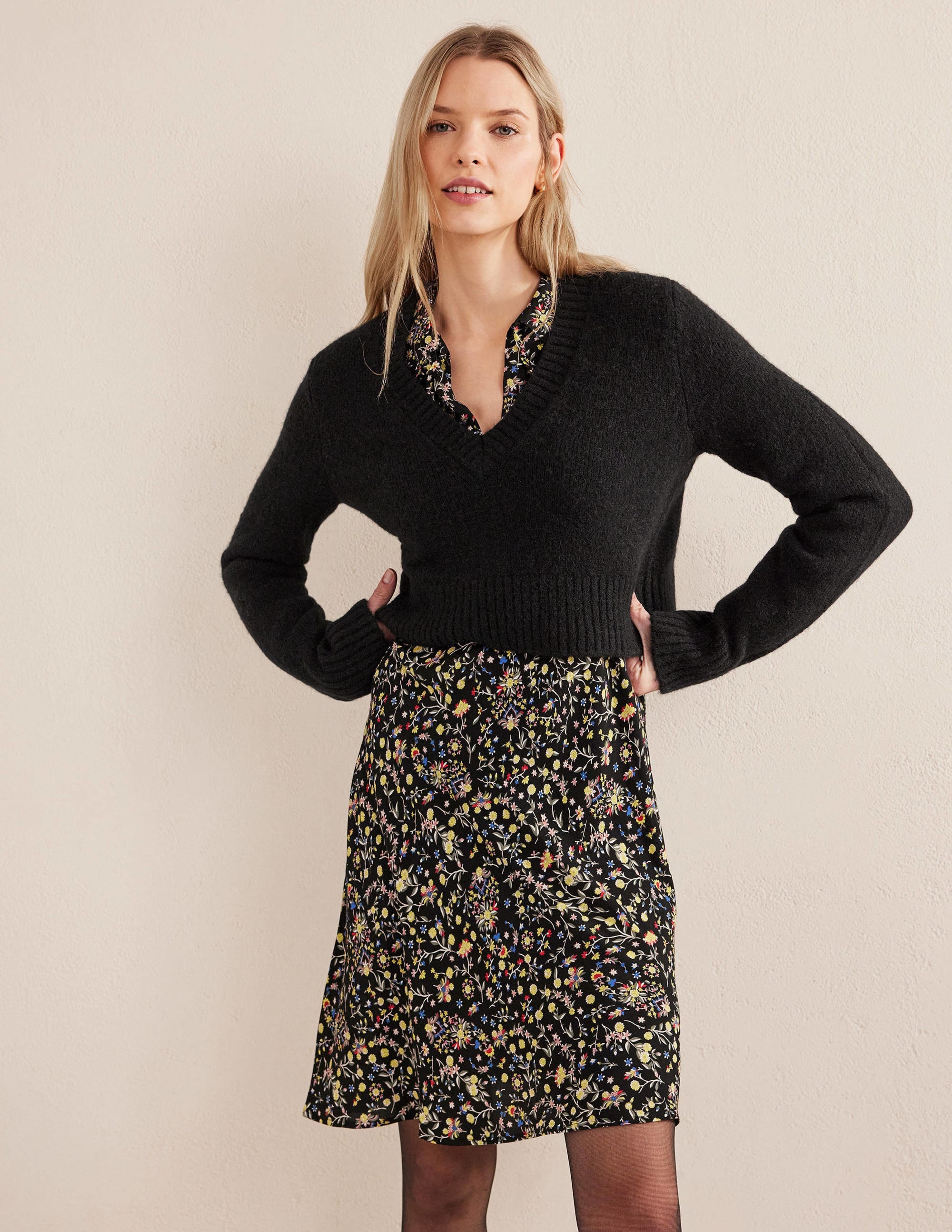 Fluffy Cropped V-Neck Jumper-Black - Image 1