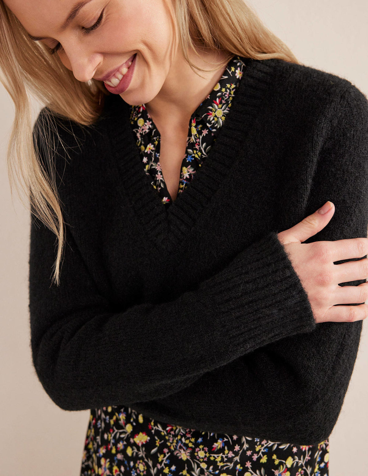 Fluffy Cropped V-Neck Jumper-Black-2