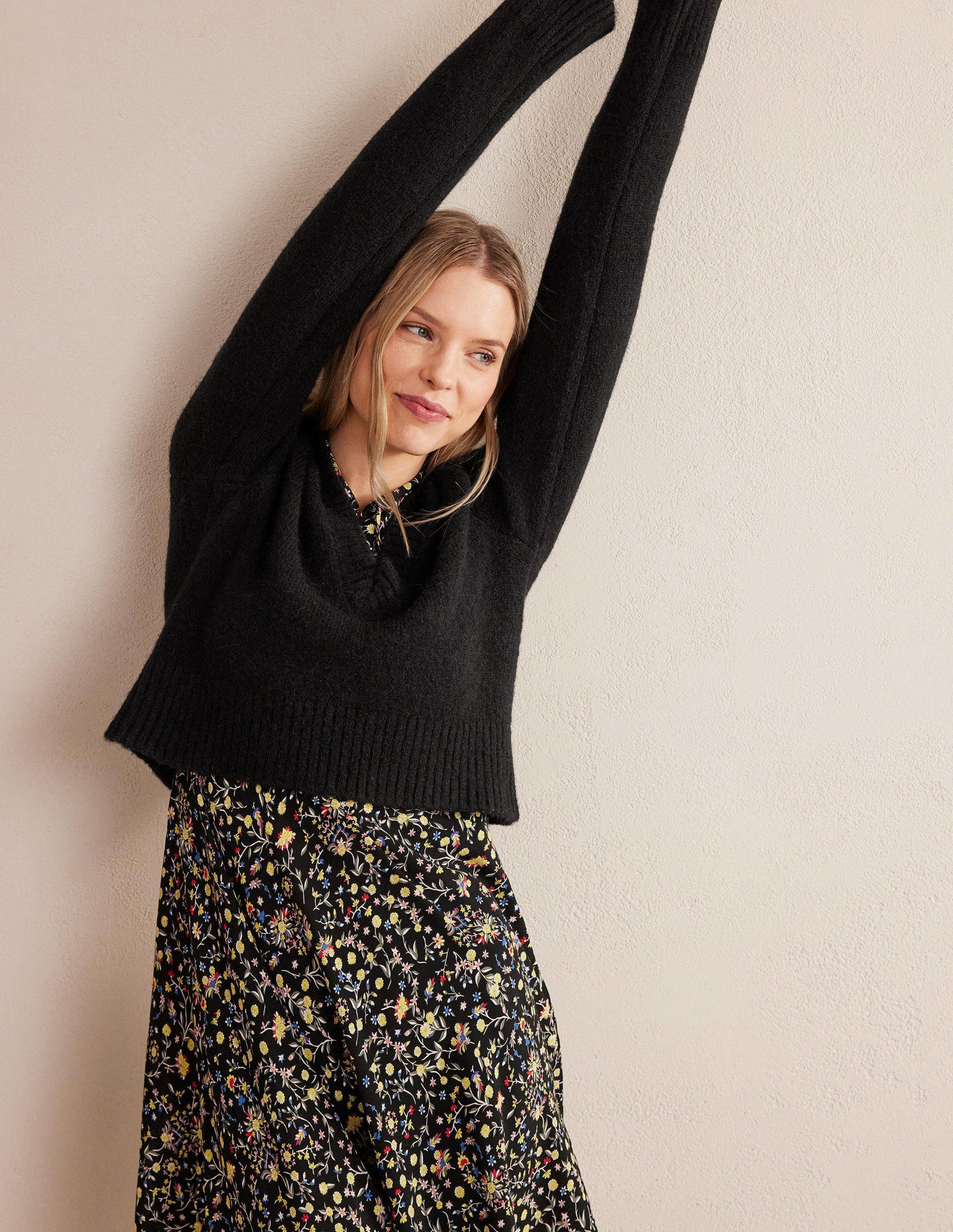 Fluffy Cropped V-Neck Jumper-Black-4