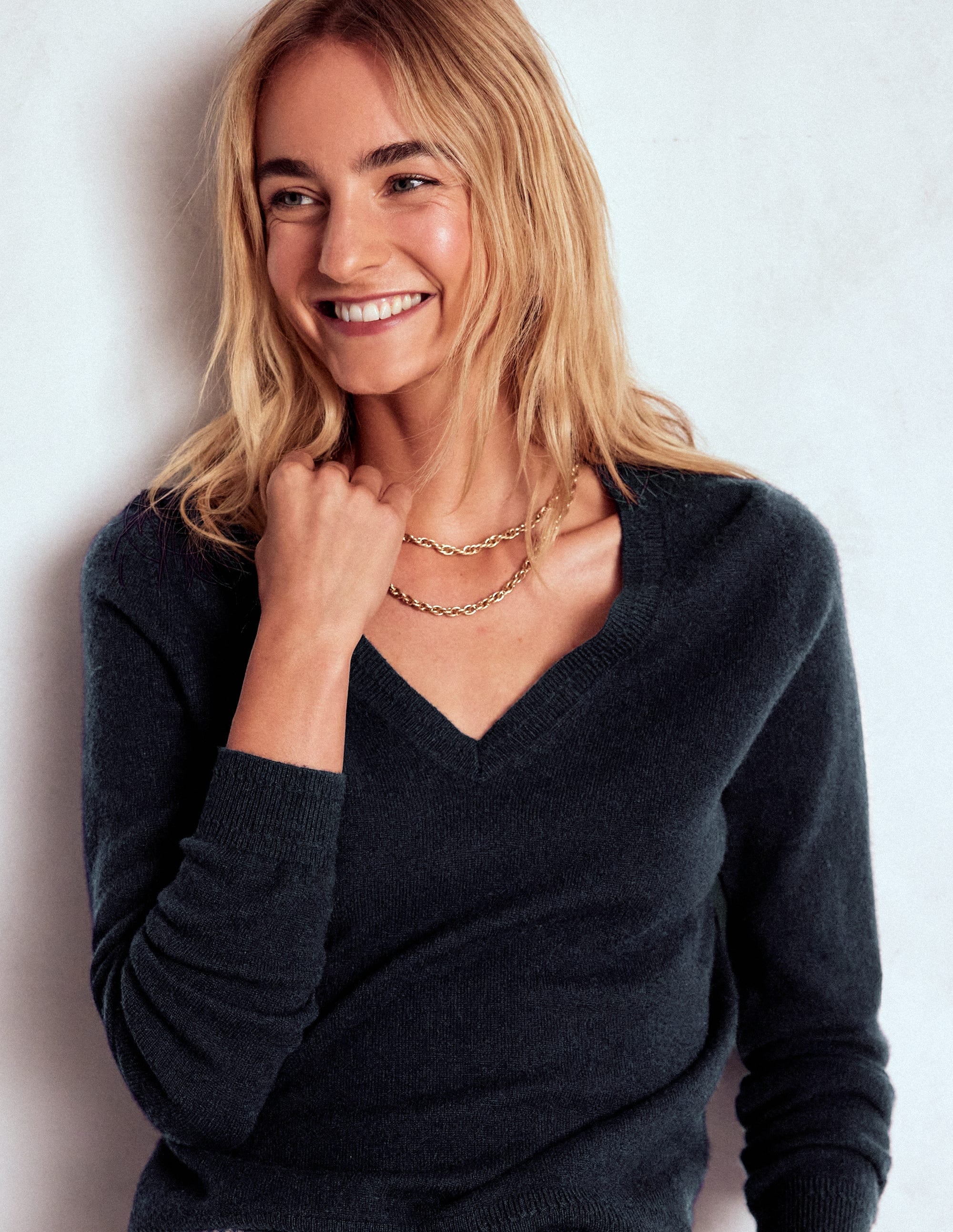 Eva Cashmere V-neck Jumper-Navy - Image 5