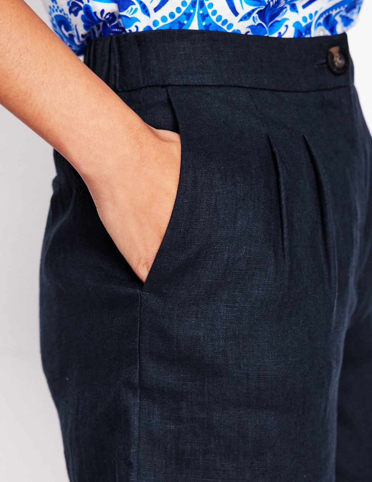 Dulwich Linen Shorts-Navy - Image 2