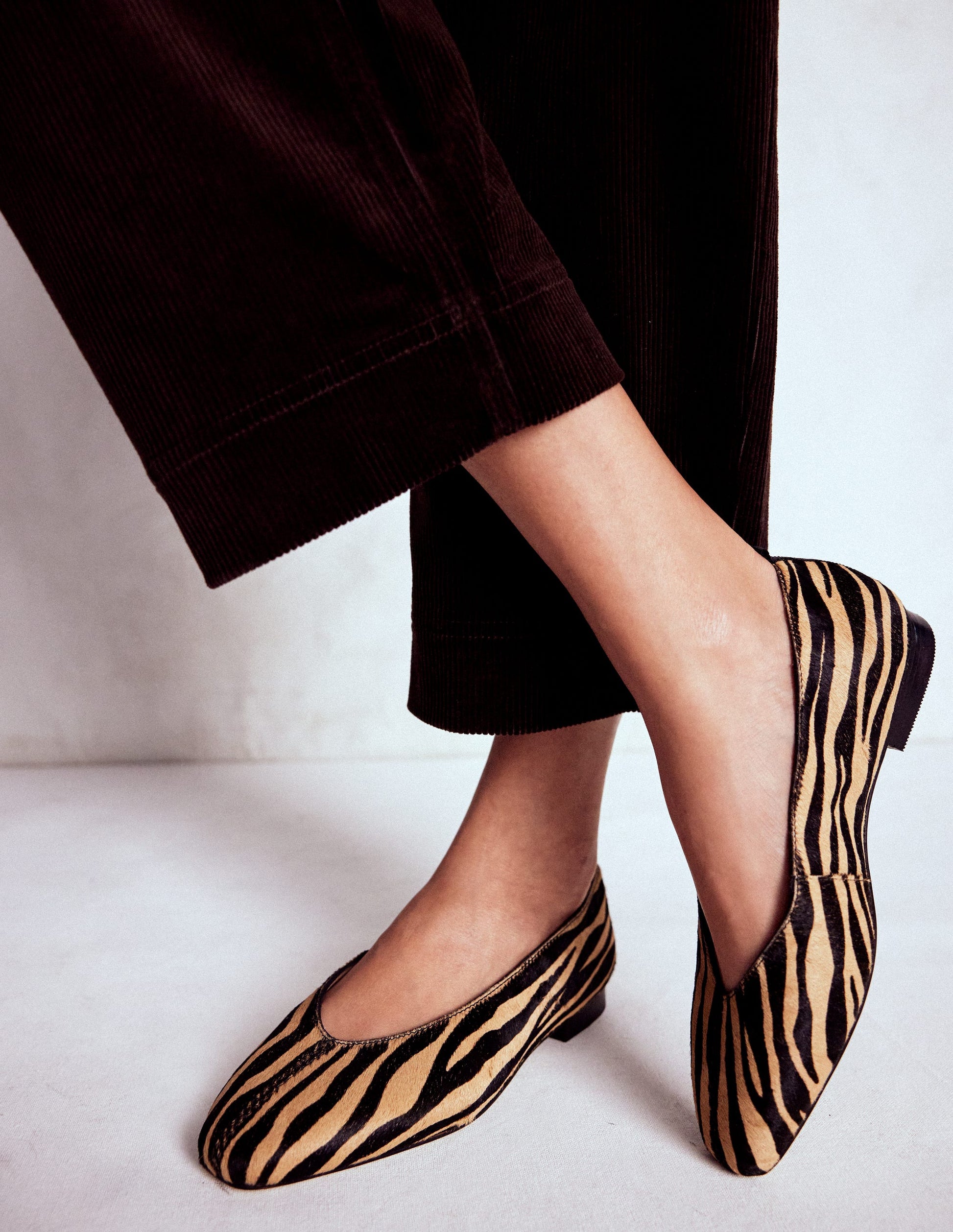 High Cut Stitch Detail Flats-Black/White-2