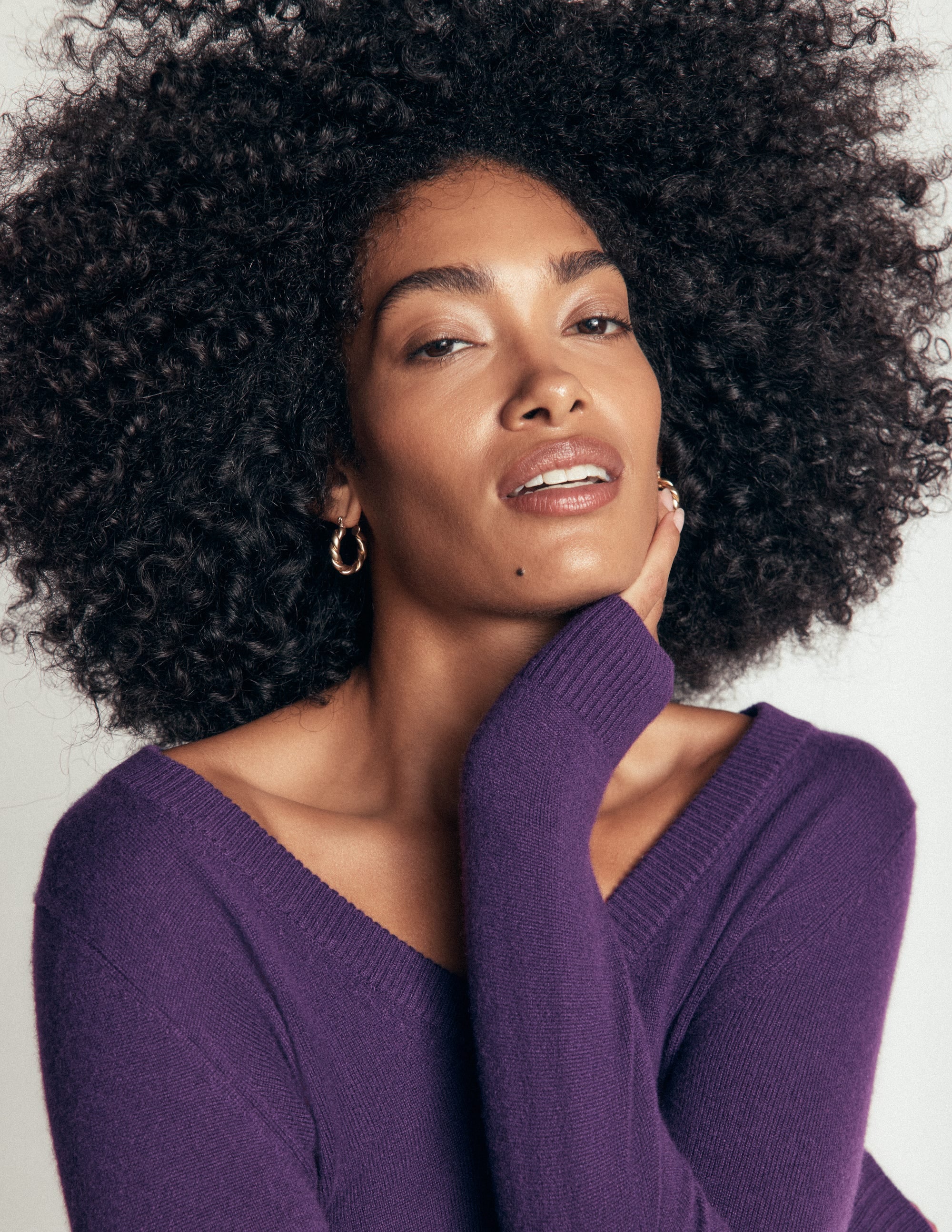 Elsie Cashmere V Neck Jumper-Deep Grape - Image 3