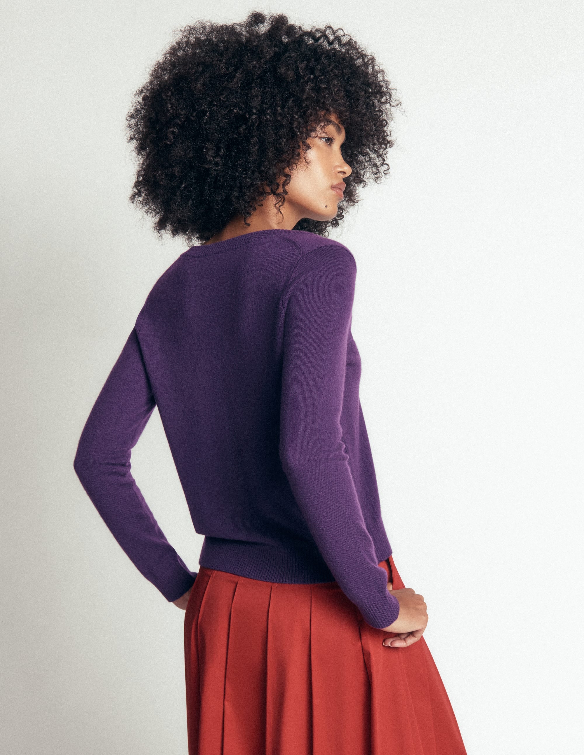 Elsie Cashmere V Neck Jumper-Deep Grape - Image 4
