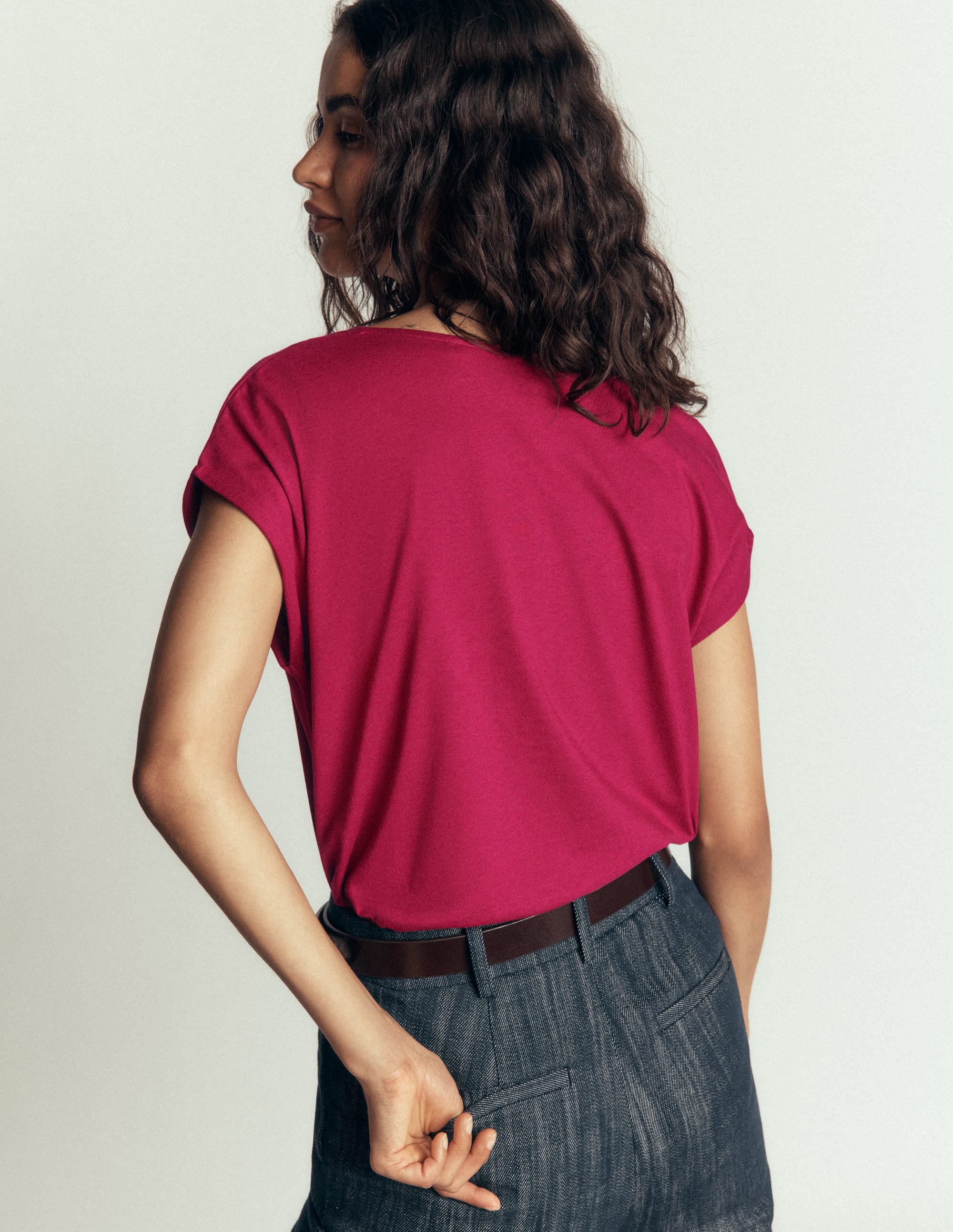 Imi Supersoft V-neck T-shirt-Beet Red - Image 3