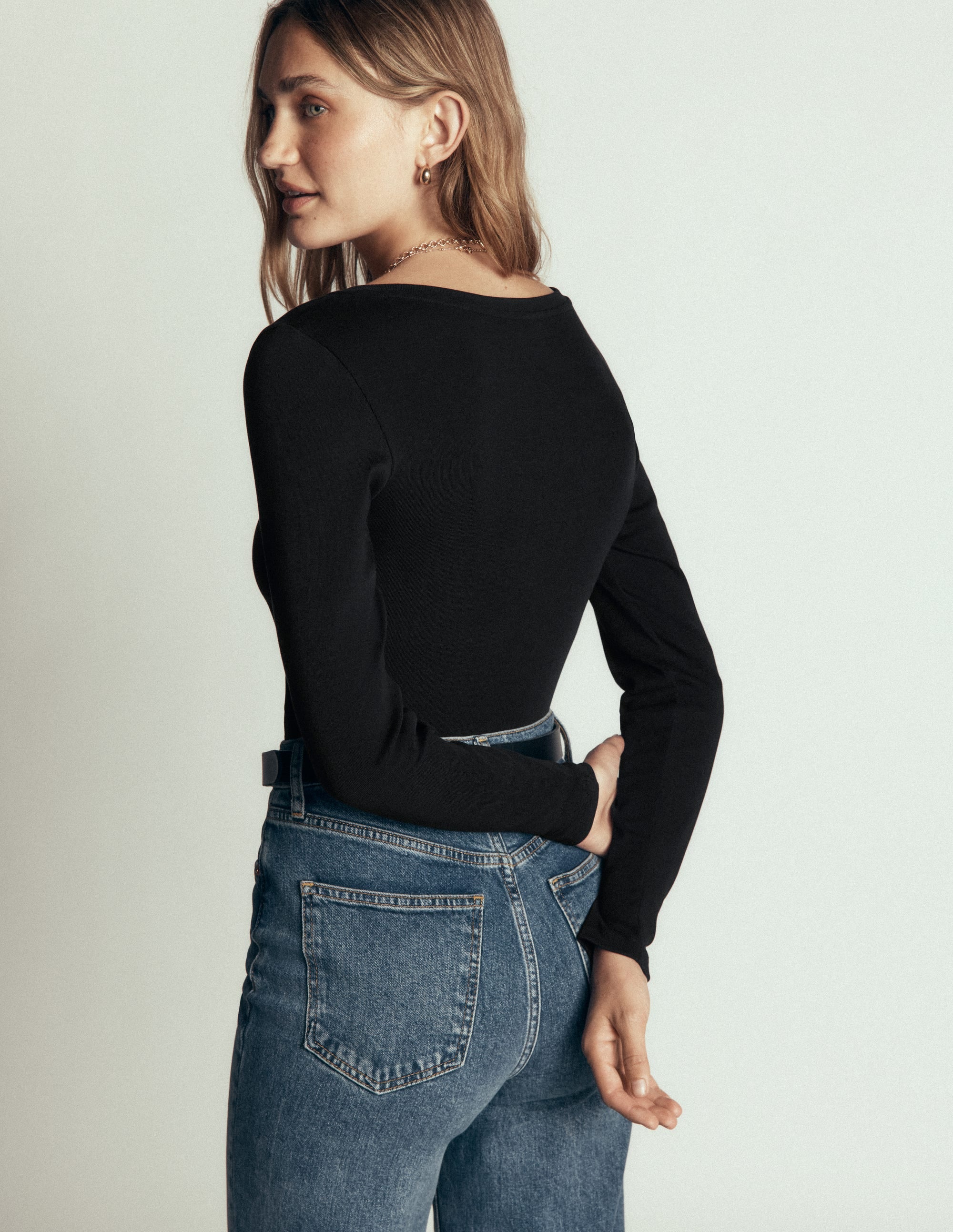 Essential V Neck Top-Black - Image 3
