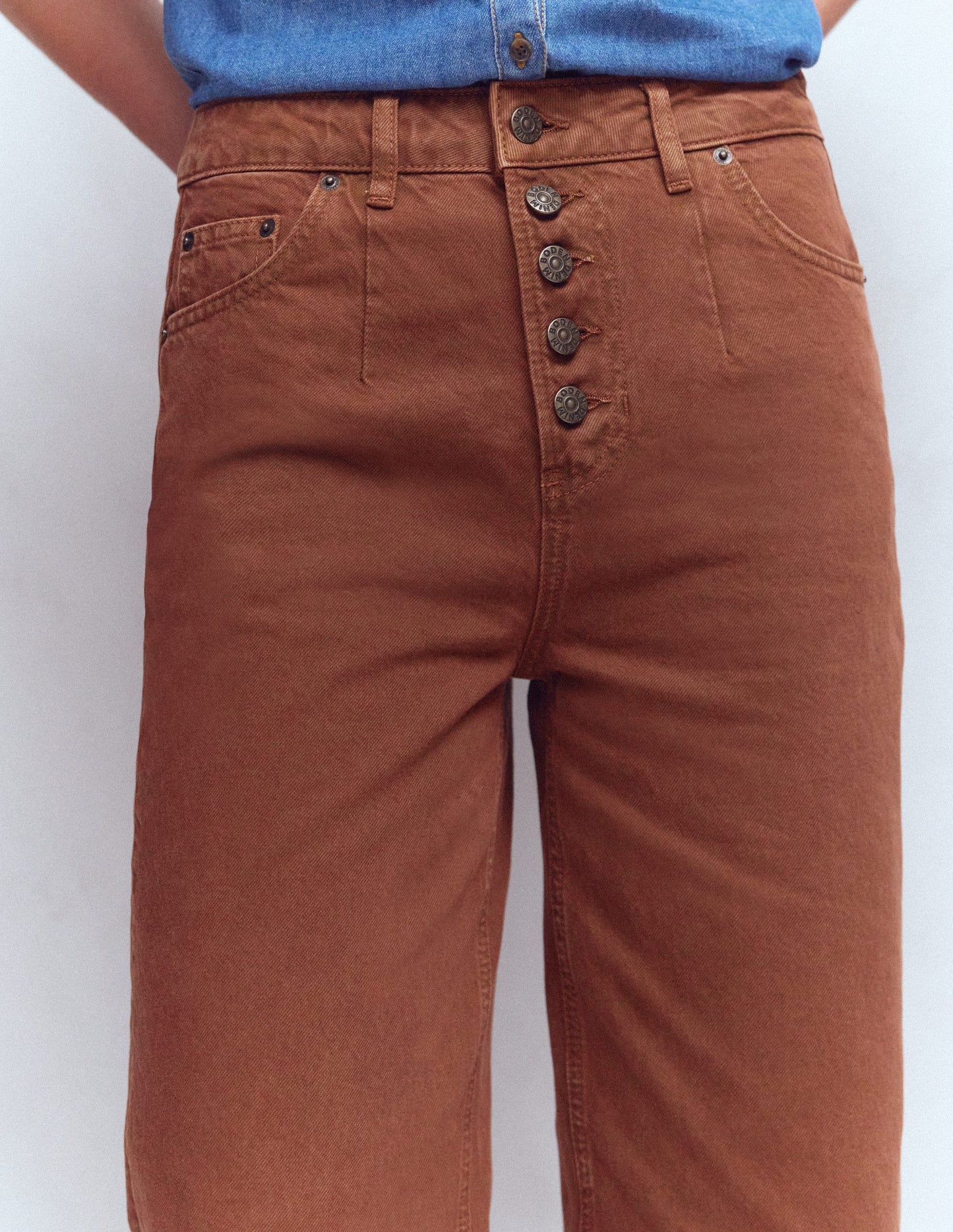 Exposed Button Straight Jeans-Brown