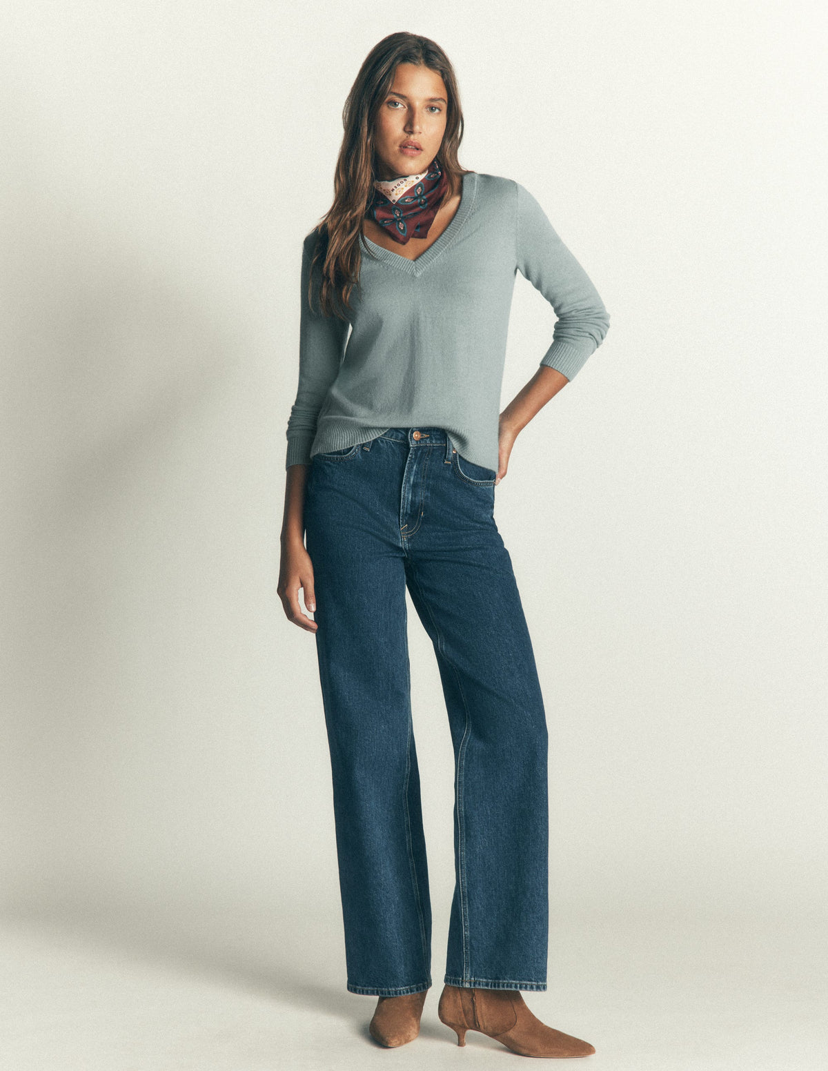 Elsie Cashmere V Neck Jumper-Clear Sky - Image 4